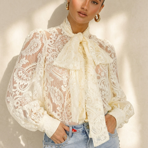 NEW200526 Lichtgele Kanten Blouse met Strikkraag
