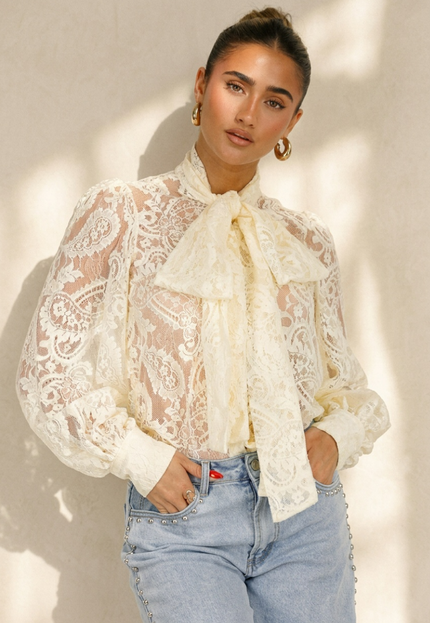 NEW200526 Lichtgele Kanten Blouse met Strikkraag