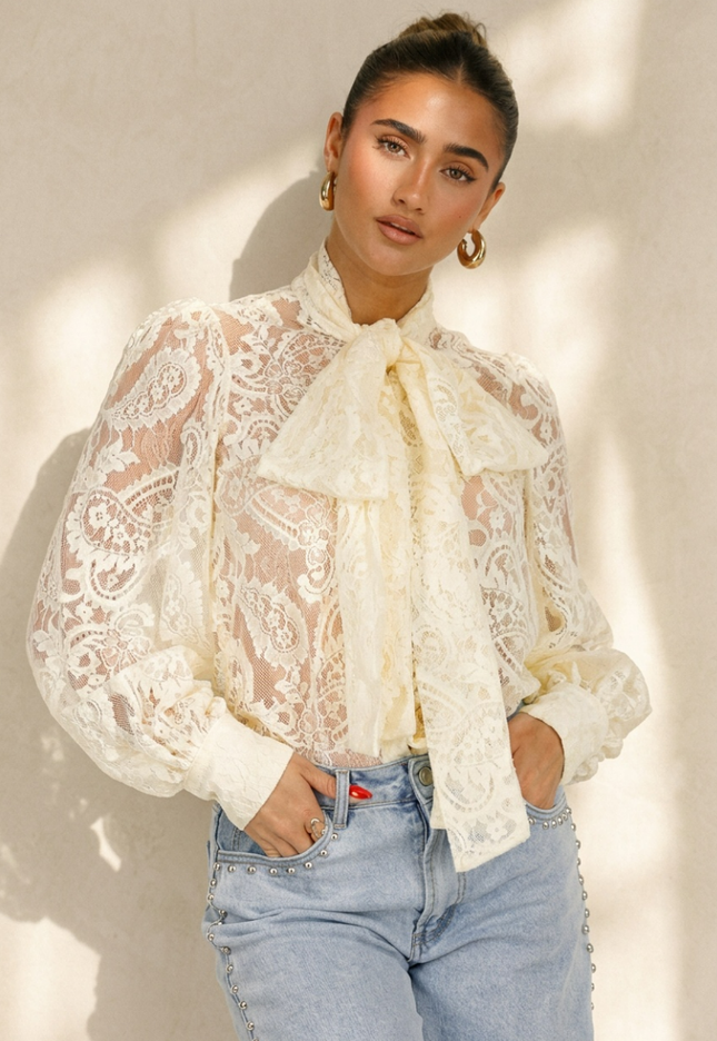 NEW200526 Lichtgele Kanten Blouse met Strikkraag