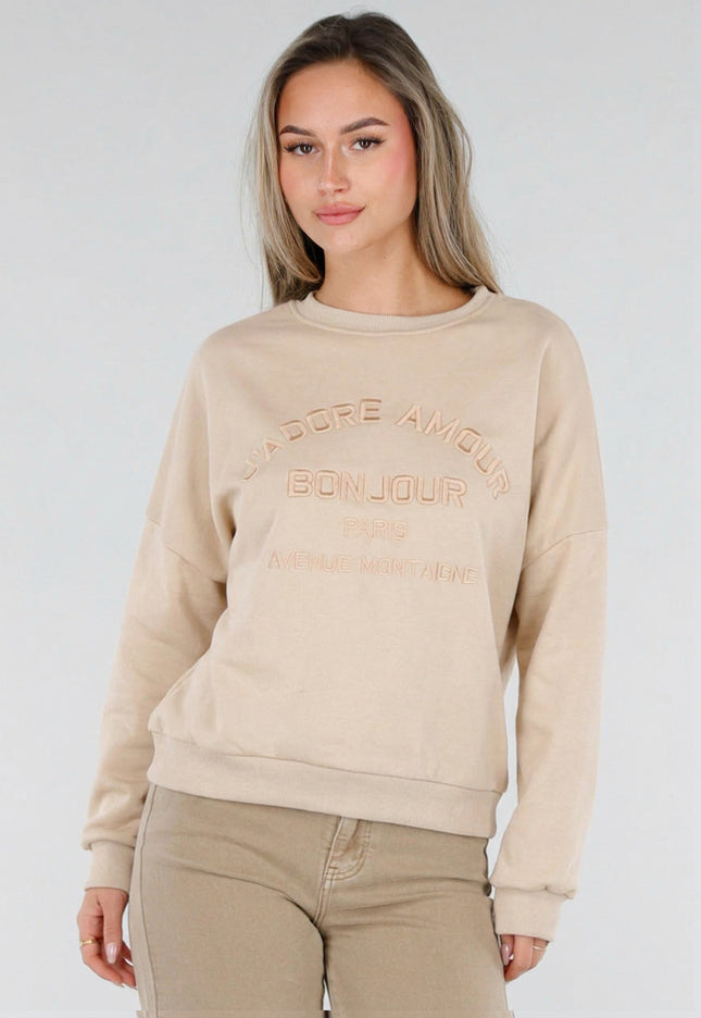 NEW211026 Beige Sweater met Geborduurde Tekst