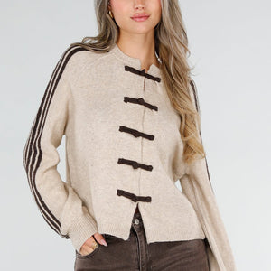 NEW211026 Beige Wollen Gebreid Vest met Bruine Sluitingen