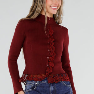NEW211026 Bordeaux Ribgebreid Vest met Kant en Knopen