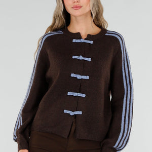 NEW211026 Bruin Vest met Blauwe Strepen en Knopen