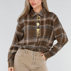 NEW211026 Bruine Geruite Blouse met Goudkleurige Broches