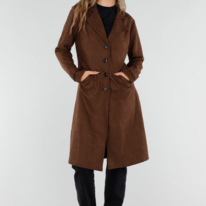 NEW211026 Bruine Lange Suedelook Jas met Knopen