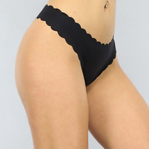 OP=OP.02.NL Naadloze Zwarte String met Geschulpte Randen