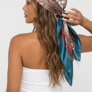 NEW220726 Satijnen Bandana met Kettingprint