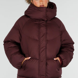NEW230926 Bordeaux Korte Puffer Winterjas met Capuchon
