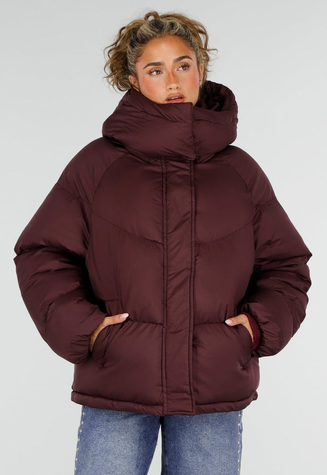 NEW230926 Bordeaux Korte Puffer Winterjas met Capuchon