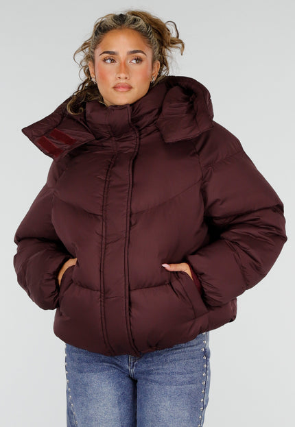NEW230926 Bordeaux Korte Puffer Winterjas met Capuchon