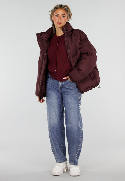 NEW230926 Bordeaux Korte Puffer Winterjas met Capuchon
