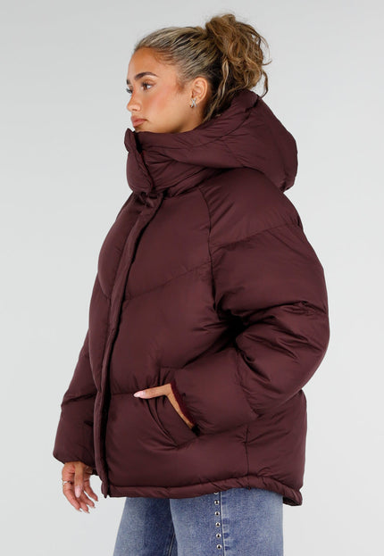 NEW230926 Bordeaux Korte Puffer Winterjas met Capuchon