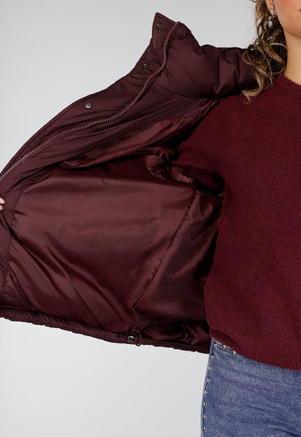 NEW230926 Bordeaux Korte Puffer Winterjas met Capuchon