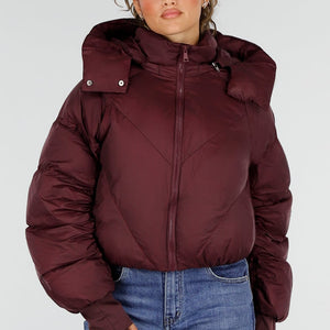 NEW230926 Bordeaux Korte Puffer Winterjas met Capuchon