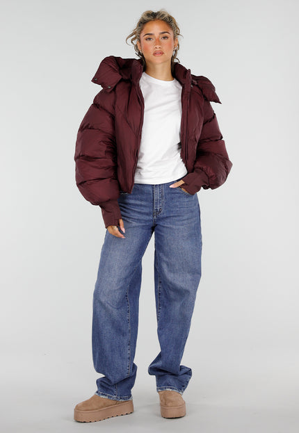 NEW230926 Bordeaux Korte Puffer Winterjas met Capuchon
