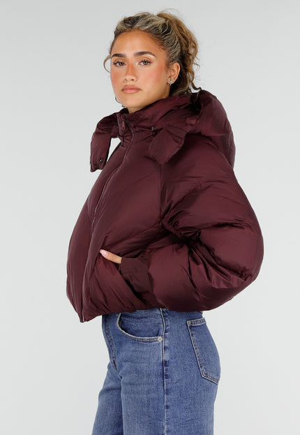 NEW230926 Bordeaux Korte Puffer Winterjas met Capuchon