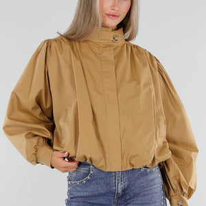 NEW230926 Camel Korte Jas met Hoge Kraag