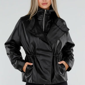 NEW230926 Zwarte Lederlook Jas met Hoge Kraag