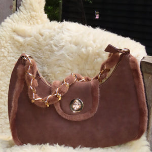 OP=OP.07.NL Bruine Schoudertas met Bont en Ketting