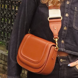 NEW240925 Crossbody Tas Bruin met Gouden Details