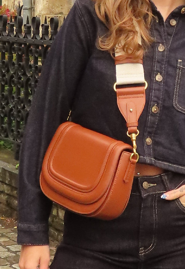 NEW240925 Crossbody Tas Bruin met Gouden Details