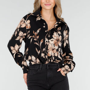 OP=OP.AV.10 Zwarte Blouse met Bloemenprint