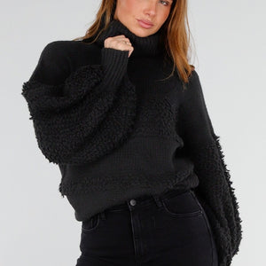 NEW281026 Zwarte Coltrui met Pofmouwen en Teddy Detail