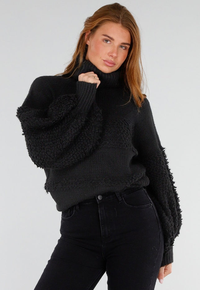 NEW281026 Zwarte Coltrui met Pofmouwen en Teddy Detail
