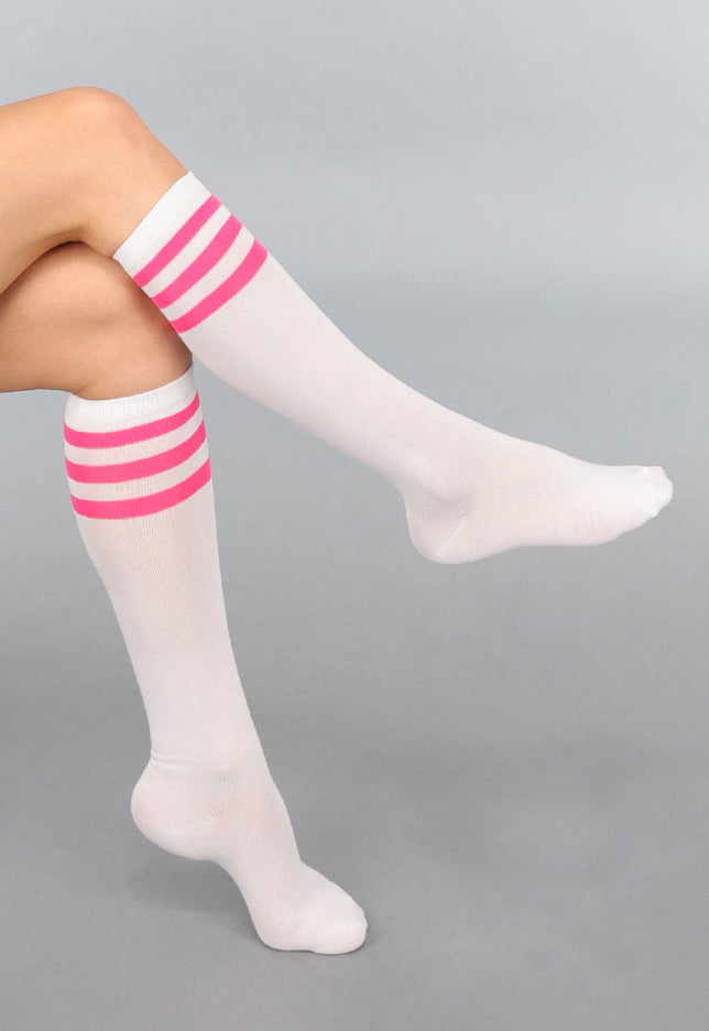NEW290125 Hoge Witte Sokken met Fuchsia Strepen