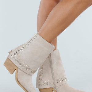 OP=OP.08.NL Beige Enkellaarsjes met Studs