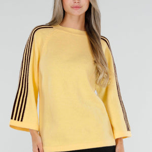 NEW300926 Gele Trui met Zwart Gestreepte Mouwen
