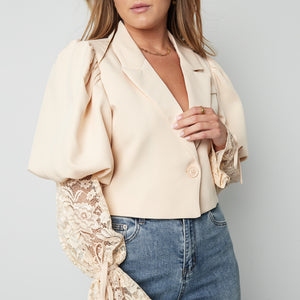 OP=OP.! Beige Cropped Blazer met Kantdetails