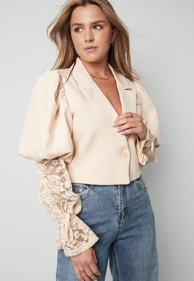 OP=OP.! Beige Cropped Blazer met Kantdetails