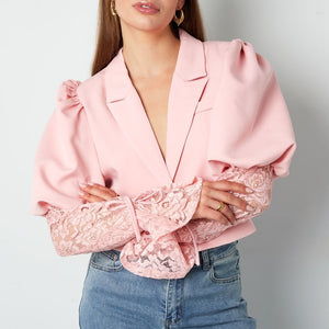 OP=OP.! Lichtroze Korte Blazer met Kanten Mouwen