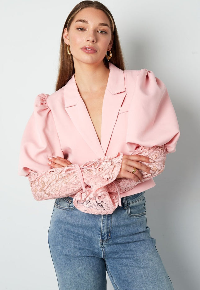 OP=OP.! Lichtroze Korte Blazer met Kanten Mouwen