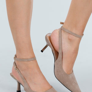 OP=OP.13.NL Beige Suede Pumps met Enkelbandje