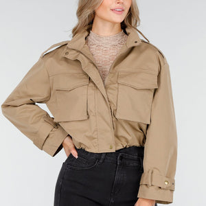 OP=OP.23.NL Beige Cropped Jas met Zakdetails