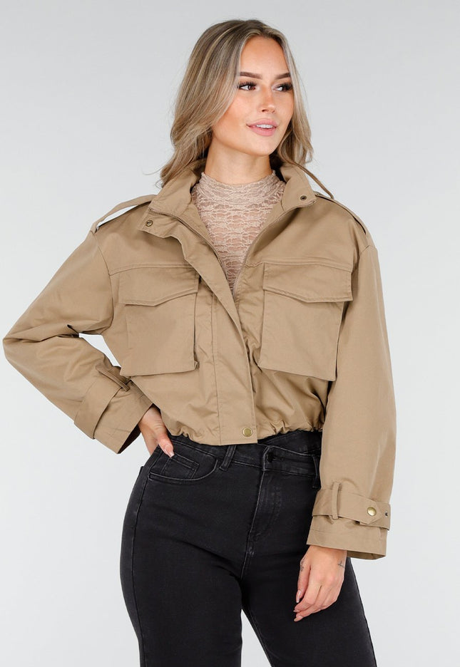 OP=OP.23.NL Beige Cropped Jas met Zakdetails