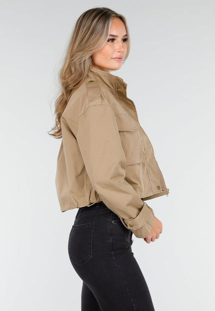 OP=OP.23.NL Beige Cropped Jas met Zakdetails