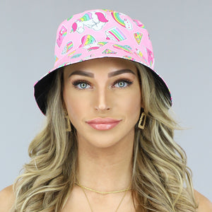 OP=OP.26.NL Roze Bucket Hat met Regenboog Snoepjes