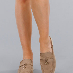 OP=OP.26.NL Taupe Suède Instappers met Gouden Detail