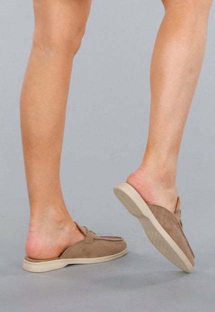 OP=OP.26.NL Taupe Suède Instappers met Gouden Detail