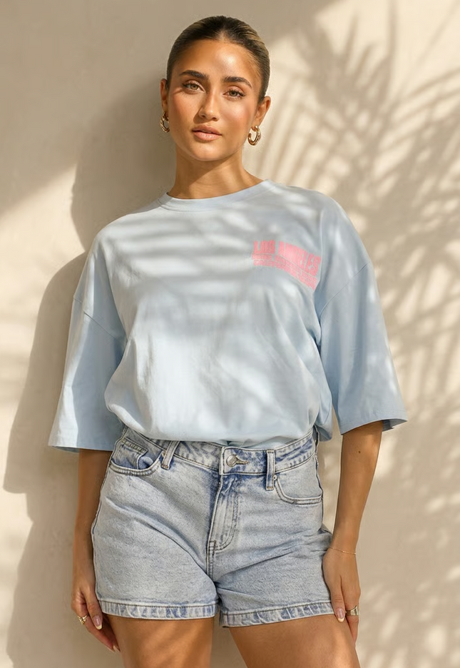 OP=OP.30.NL Lichtblauw T-shirt met Roze Print