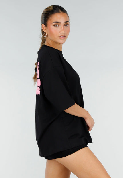 OP=OP.30.NL Zwart Oversized T-shirt met Roze Tekst