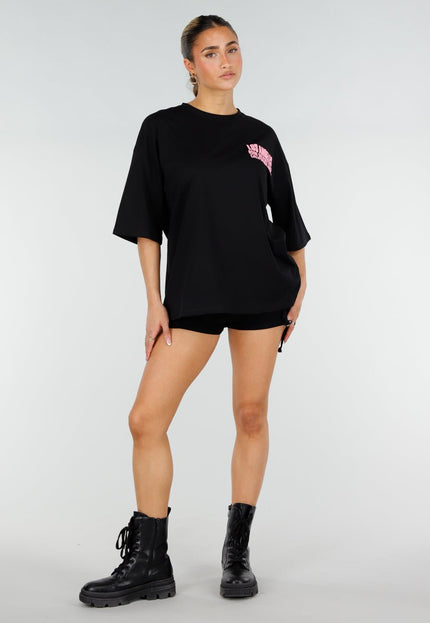 OP=OP.30.NL Zwart Oversized T-shirt met Roze Tekst