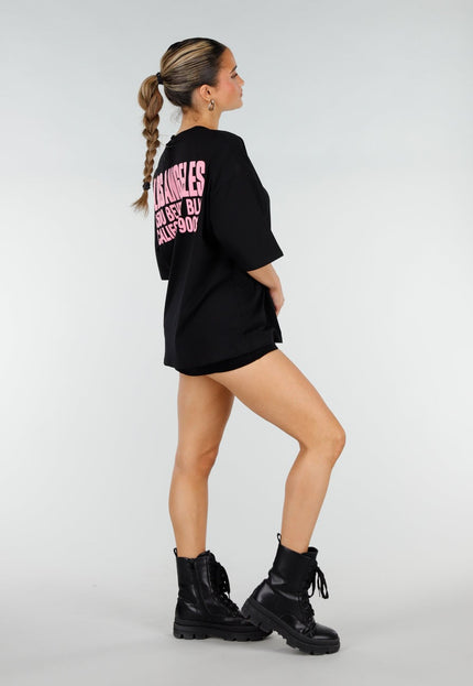 OP=OP.30.NL Zwart Oversized T-shirt met Roze Tekst