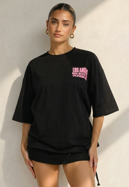 OP=OP.30.NL Zwart Oversized T-shirt met Roze Tekst