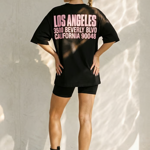 OP=OP.30.NL Zwart Oversized T-shirt met Roze Tekst