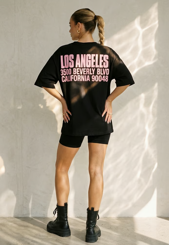 OP=OP.30.NL Zwart Oversized T-shirt met Roze Tekst