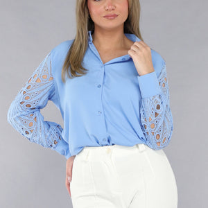 OP=OP.32.NL Lichtblauwe Blouse met See-Through Crochet Mouwen